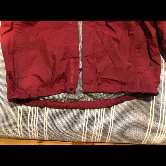 The North Face Mid-weight rain jacket. - Picture 5 of 6